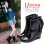 Phiên bản Hàn Quốc của giày ống mưa nữ giày nước dành cho người lớn màu đen thời trang nêm có đai chống nước giày cao su giày đế giày chống trượt ủng cao su