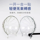 Кошачья головка против противоречивого анти -бодрящего сферического покрова кошки