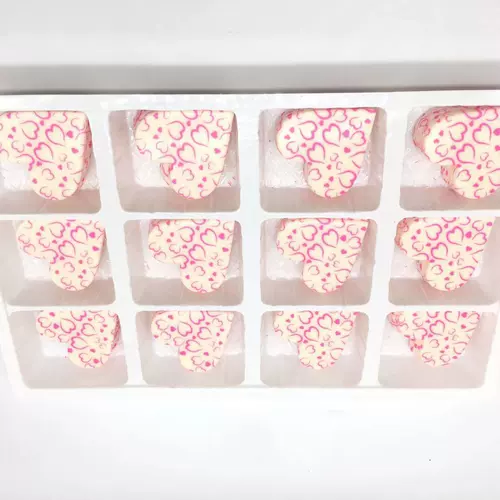 Торт декоративные таблетки шоколадная пленка мороженое розовое печатное сердце в форме сердца в форме сердца.
