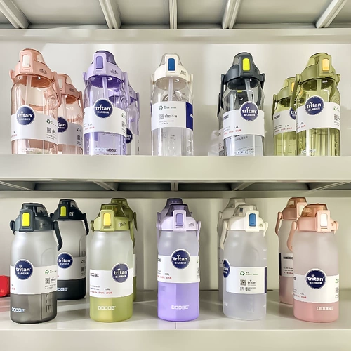 Спортивный вместительный и большой летний чайник со стаканом, пластиковая трубочка подходит для мужчин и женщин, 1500 мл