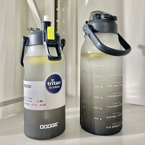 Спортивный вместительный и большой летний чайник со стаканом, пластиковая трубочка подходит для мужчин и женщин, 1500 мл