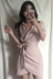 Hàn Quốc ins nóng lạnh đầm tối giản màu sắc hoang dã eo quấn một mảnh váy váy đầm trung niên cao cấp váy đầm