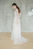 Модное свадебное платье, садовые фонари подходит для фотосессий