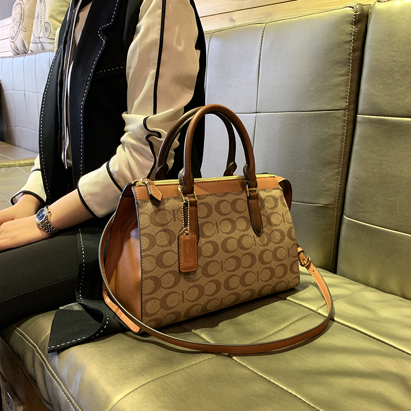 Caramel (Hong Kong Direct Mail)Purchasing on behalf of Hong Kong genuine leather Female bag 2021 Spring fashion Simplicity high-capacity briefcase Versatile One shoulder Diagonal package tide