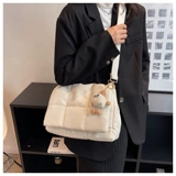 Небольшая вместительная и большая демисезонная сумка через плечо с пухом, коллекция 2023