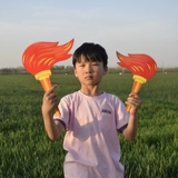 Детские игры зачисляют и заправляют реквизит, чтобы провести церемонию открытия.