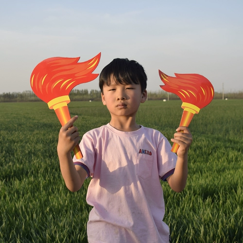 Детские игры зачисляют и заправляют реквизит, чтобы провести церемонию открытия.