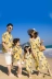 Gia đình kỳ nghỉ Hawaii trang bị bãi biển bên bờ biển đặt hoa dứa của gia đình bốn người đầy đủ jumpsuit mẹ và phụ nữ - Trang phục dành cho cha mẹ và con Trang phục dành cho cha mẹ và con