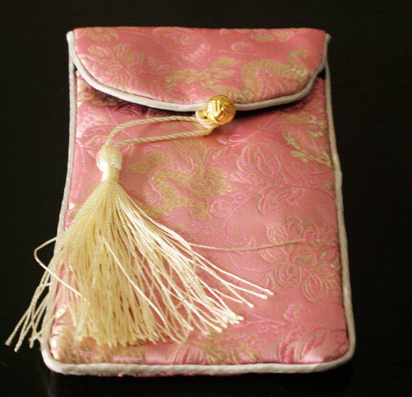 机织云锦 成份: 桑蚕丝100%   尺寸:13cm*8cm 全国统一售价:60元 产品