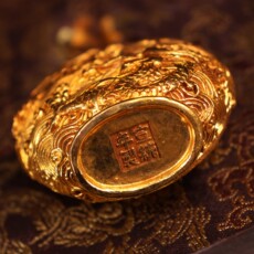 Винтажные предметы обихода из золота 珍藏纯铜鎏金鼻烟壶一对配老漆器盒一个