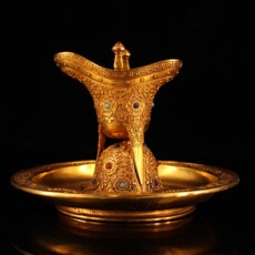 Винтажные предметы обихода из золота 金器，珍藏镶嵌宝石鎏金三角杯酒具一套