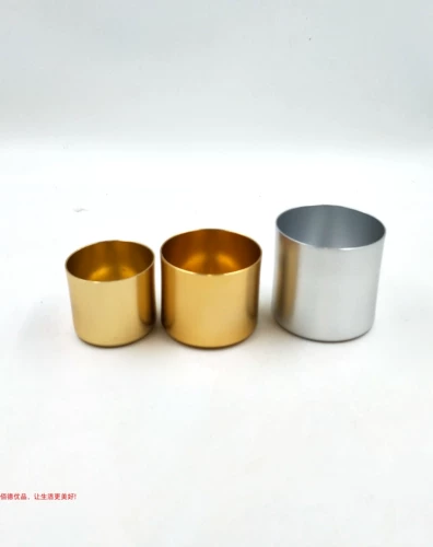Свеча, бокал, металлическая чайная чашка, металлический стакан