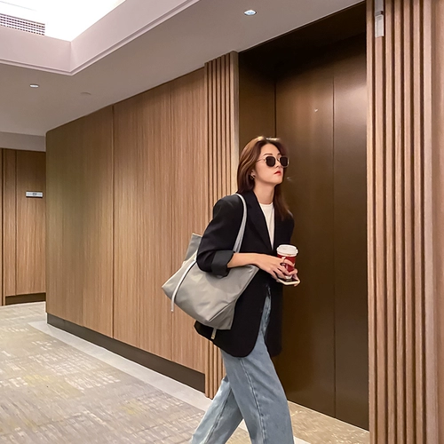 Нейлоновый вместительный и большой шоппер, сумка на одно плечо, изысканный стиль, коллекция 2023