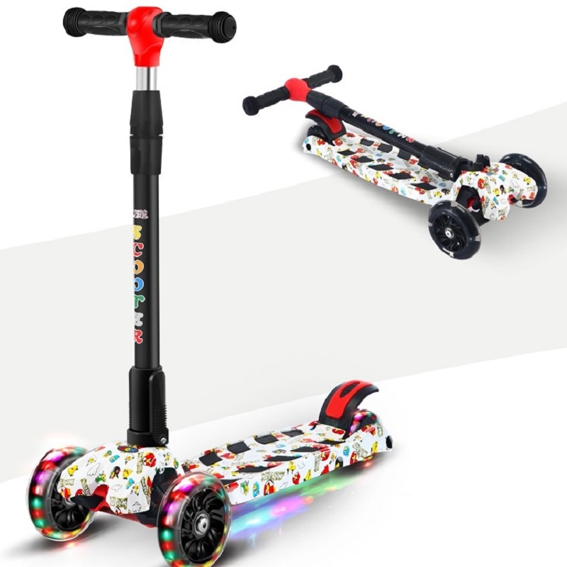 瑞士新款儿童滑板车跑马灯音乐折叠踏板车