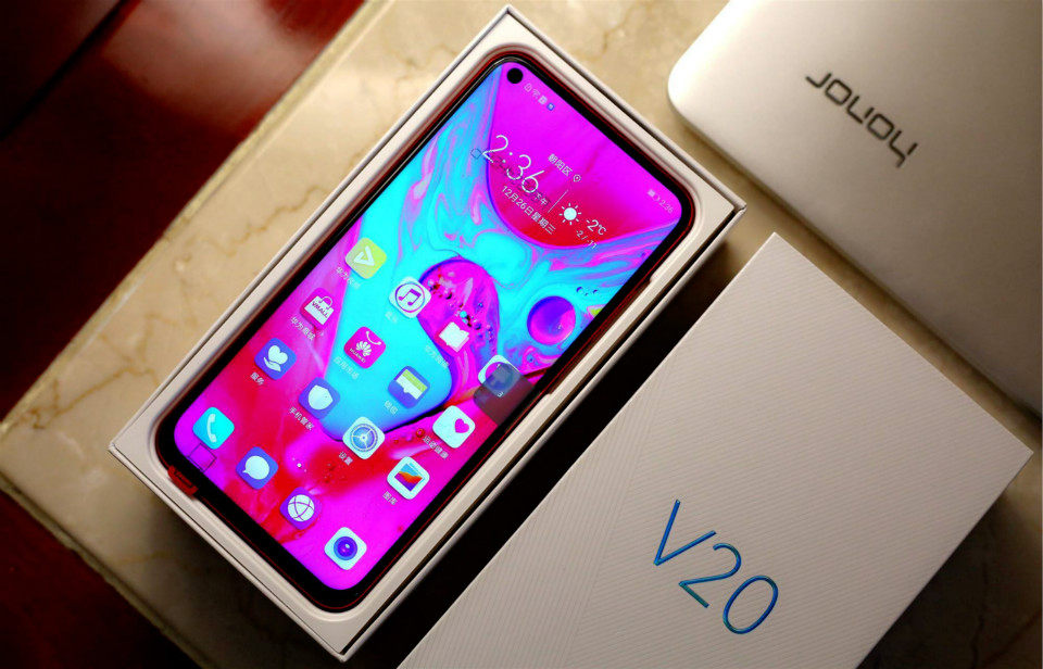 两千档位,首选的肯定就是荣耀v20了,华为最强的麒麟980处理器加持