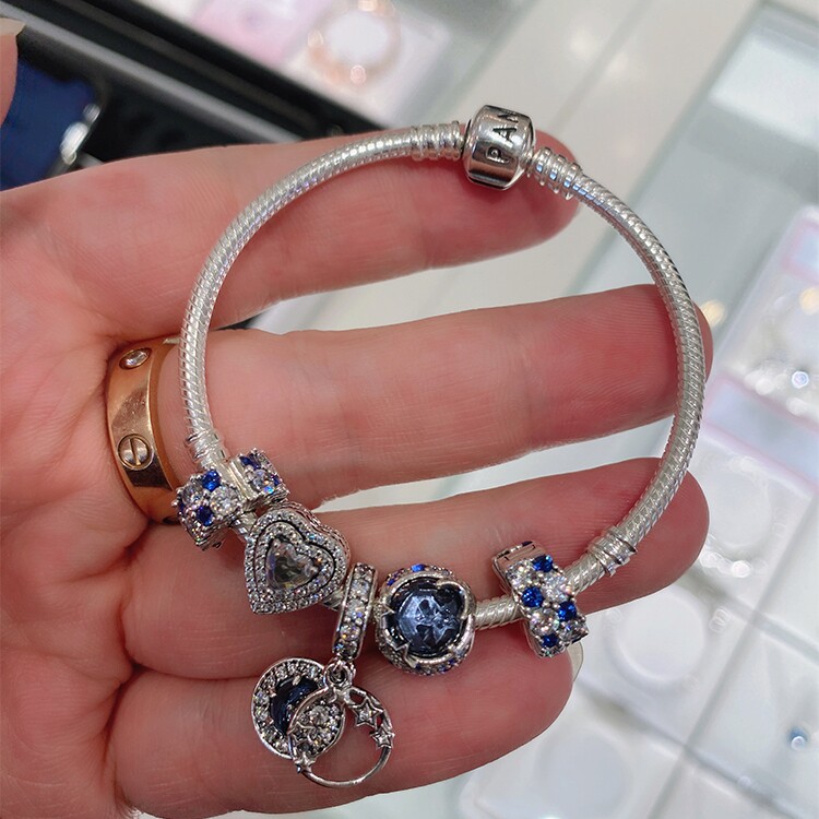 伟德bv1946官网-一位“阳光璀璨的珠宝大师”如何用90年成为每一代人的朋友？