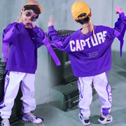Những chàng trai đẹp trai nhảy đường phố biểu diễn điệu nhảy jazz của trẻ em trong số các môn thể thao hip hop mùa thu và mùa đông của trẻ em