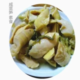 Подлинные соленые огурцы на гриле бамбук стреляет новые вкусные соленые огурцы и бутылки с бамбуком с помощью рисового банкетного бассейна.
