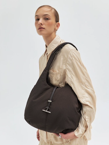 Даниэль та же радость, Гризосон Корея, покупая подлинные сумочки с подлинными почтовыми грунтами.