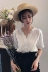 Áo thun voan nữ mùa hè mới của Hàn Quốc phụ nữ V-Cổ bị rò rỉ xương đòn rỗng ngắn tay hoang dã trắng ren áo sơ mi