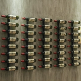 Стеной на стену красного вина простые винные стойки вина в европейском стиле