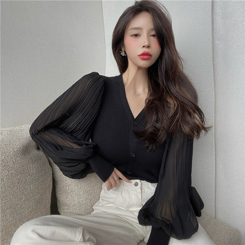 Knitted stitched shirt women's 2021 early autumn new ins slim Lantern Sleeve temperament V-neck cardigan chic blouse