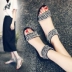 2018 mùa hè mới đính cườm rhinestone nêm gót thấp gót bohemian roman phong cách dây kéo mở ngón chân dép nữ sandal nữ bitis Sandal