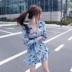 2018 mùa thu mới Hàn Quốc in ấn tie xếp li váy dài lá sen tay áo V-Cổ đi lại hoa màu jumpsuit váy Váy eo cao