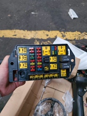 Аксессуар набор 中央电气盒 多路汽车继电器盒保险丝盒 多路新能源汽车保险丝座