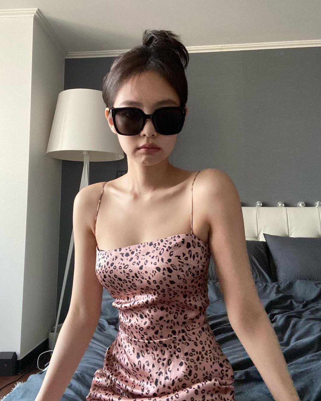 Jennie同款粉色豹纹高腰年会吊带连衣裙女夏季性感显瘦气质短裙子