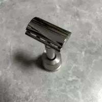 Серебряная бритва из нержавеющей стали