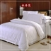 Khách sạn năm sao khách sạn linen bán buôn ba hoặc bốn bộ của 60 màu trắng tinh khiết satin jacquard quilt cover sheets pillowcase