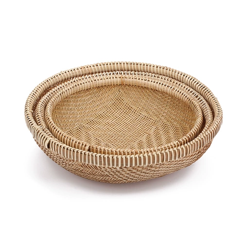 Бамбук, просеянный бамбуково -эрегированным на ферме с пусто -пепенком, есть дыра с круглой бамбуковой табличкой ручной работы ручной работы ручной работы с рисовым сито