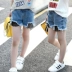 Cô gái mùa hè 2018 mới phù hợp với thời trang denim lỗ lưới đánh cá quần short cô gái ngắn tay t-shirt hai mảnh quần jean rách trẻ em Quần jean