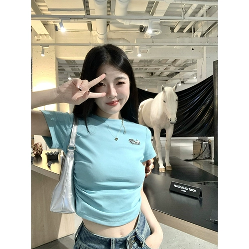 Летняя короткая футболка с коротким рукавом, облегающий крой