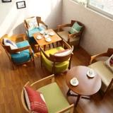 Кофейный десертный диван, журнальный столик, чай с молоком для отдыха