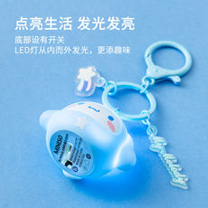Брелок miniso名创优品三丽鸥玉桂狗达摩祈福led发光挂件钥匙扣包挂包饰
