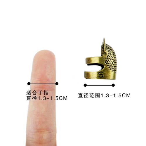 Нажмите на линию сшита наперту наперту и иглы, вершина кончика пальца в устье устья золота