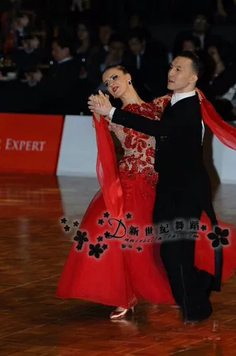 Новый современный танцевальный костюм показывает исполнение национального стандартного танца, современная игровая юбка адаптирована, чтобы сделать кружево красным