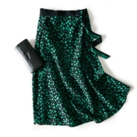 Зеленая шелковая приталенная осенняя длинная юбка, высокая талия, в цветочек, длина миди, А-силуэт