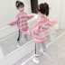 Bộ đồ mùa xuân cho bé gái 2020 phiên bản tiếng Hàn mới của phiên bản tiếng Hàn của cô gái lớn áo len kiểu phương Tây quần áo thể thao quần áo lưới trẻ em màu đỏ - Phù hợp với trẻ em Phù hợp với trẻ em