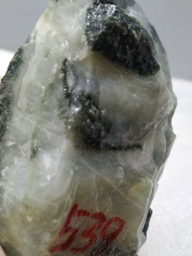 Натуральная природная руда из нефрита, образец, 539 грамм