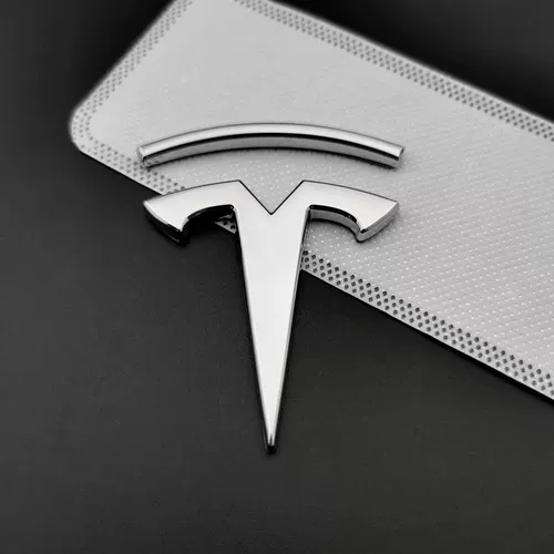 Он подходит для стандартных металлических автомобильных наклеек Tesla.