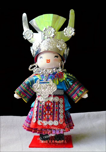 Xiaoqing ремесла `27 см. Национальная кукла национальности кукла Гуйчжоу высокий