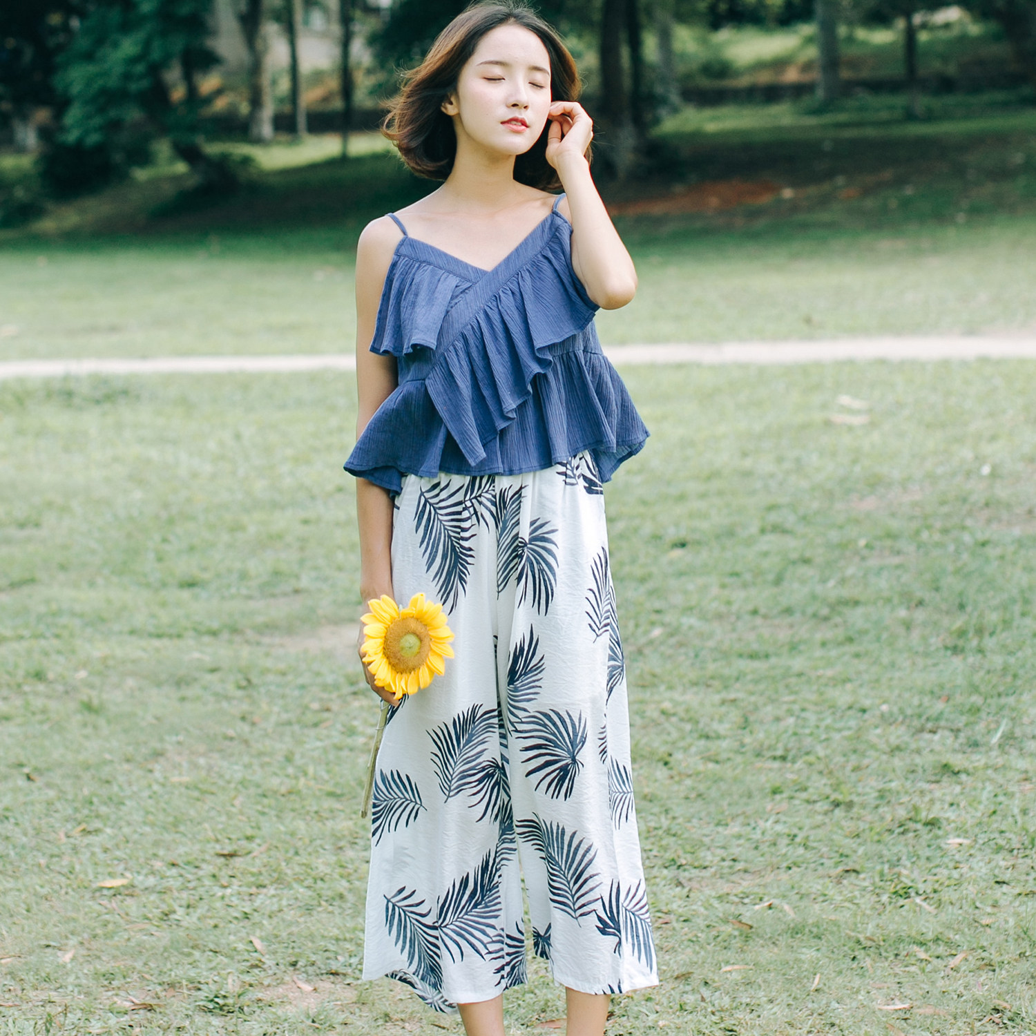 Văn học nhỏ tươi sling áo khoác hong kong hương vị retro nhẹ nhàng gió sang trọng cao eo chín điểm rộng chân quần mùa hè hai mảnh phù hợp với