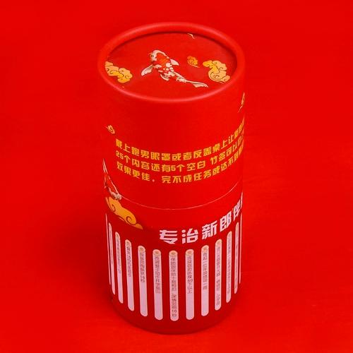 Брак поднимает дверь, и жених жених жених жених, игра, затягивая весь человек, блокирующий дверь в центре города.