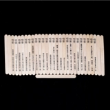 Брак поднимает дверь, и жених жених жених жених, игра, затягивая весь человек, блокирующий дверь в центре города.