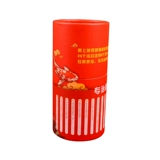 Брак поднимает дверь, и жених жених жених жених, игра, затягивая весь человек, блокирующий дверь в центре города.