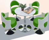 Разговор о комбинации стола и стул стола, четырех стульев, чтобы получить простой и современный гостевой зону отдыха с твердым деревом.