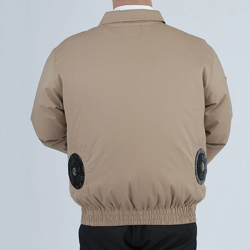 Летом, охлаждающие работы с поклонником охлаждения воздуха, кондиционированная воздушная служба, зарядная сварка.